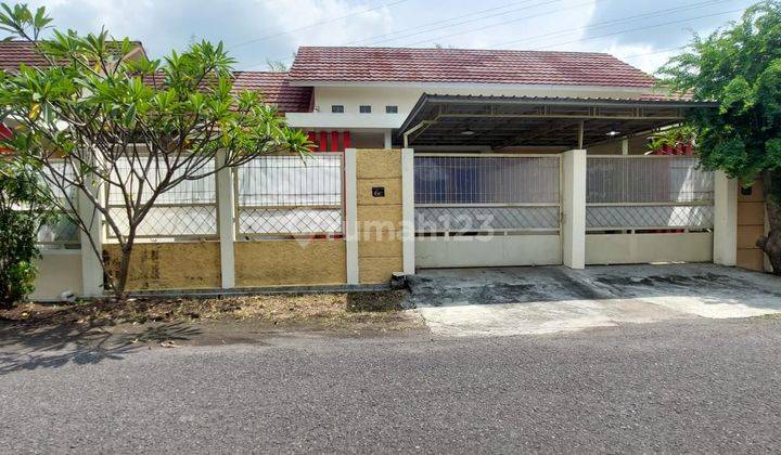 Disewakan Rumah Bagus Siap Huni Tengah Kota Solo Dekat Manahan 1