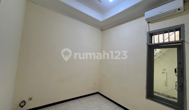 Nice 2-Story Ready-to-Live House Location in Grogol Indah Telukan Housing Complex Nice 2-Story Ready-to-Live House Location in Grogol Indah Telukan Housing Complex