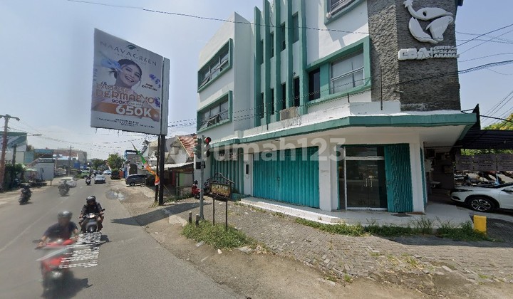 For Sale: 3-Story Hook-Shaped Shop House in Laweyan, Central Solo City 2