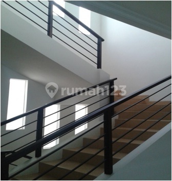 3-Story Shop House in Kartasura with Main Road Access, Suitable for Office 2