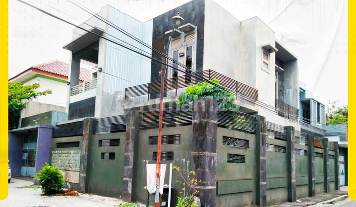 2-Story Hook House Premium Location in the Center of Solo City Near the Mall