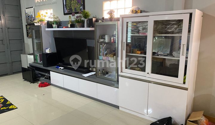 Rumah 2 Lantai Furnished + Lapangan Futsal di Jl Pleret Utama 2