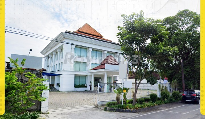 For Rent: Protocol Road Commercial Building in Solo, suitable for offices.