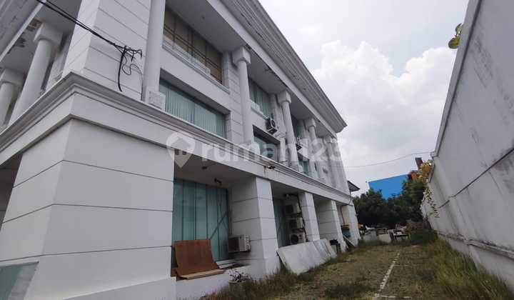 For Rent: Protocol Road Commercial Building in Solo, suitable for offices.