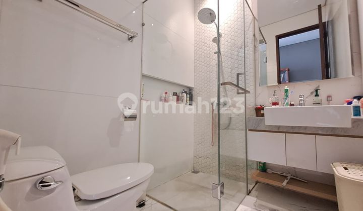 MINIMALIST MODERN 3-STORY LUXURY HOUSE, COMFORTABLE, READY TO OCCUPY IN SETRADUTA BANDUNG 2