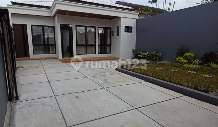 Spacious, comfortable, clean, ready-to-occupy house in Gegerkalong, Bandung.