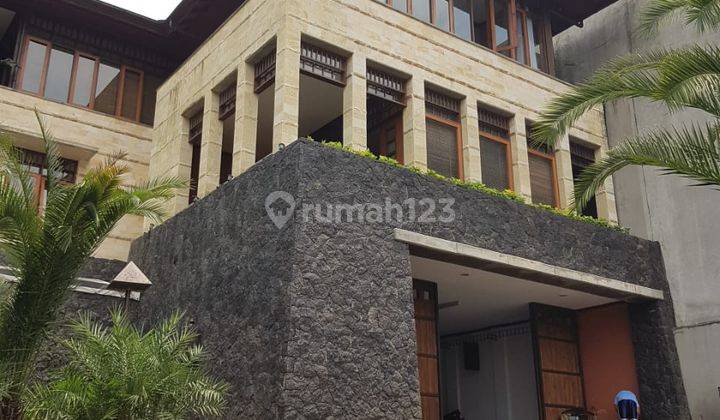 Rumah Mewah 2 Lantai Full Furnished Lingkungan Nyaman di Setraduta Bandung 1