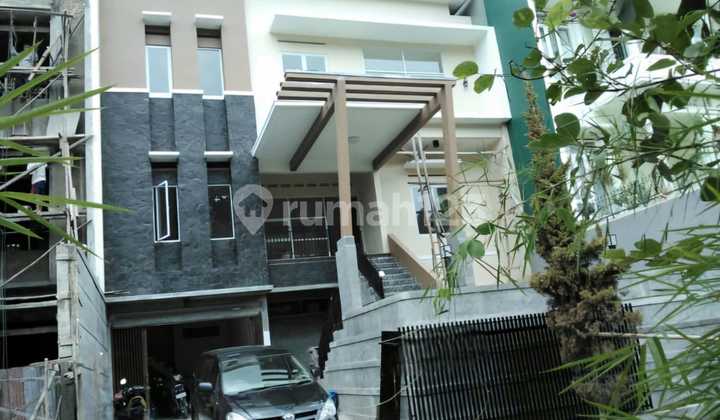 RUMAH MINIMALIS MODERN 2,5 LANTAI LINGKUNGAN NYAMAN SIAP HUNI DI SETRADUTA BANDUNG RUMAH MINIMALIS MODERN 2,5 LANTAI LINGKUNGAN NYAMAN SIAP HUNI DI SETRADUTA BANDUNG