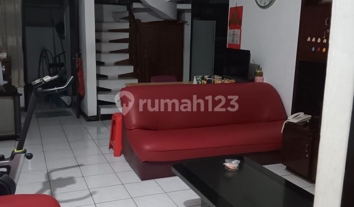 TWO-STORY HOOK HOUSE, SUITABLE FOR BOARDING, STRATEGIC AND BUSY LOCATION, MOVE-IN READY IN GATOT SUBROTO, BANDUNG. TWO-STORY HOOK HOUSE, SUITABLE FOR BOARDING, STRATEGIC AND BUSY LOCATION, MOVE-IN READY IN GATOT SUBROTO, BANDUNG.