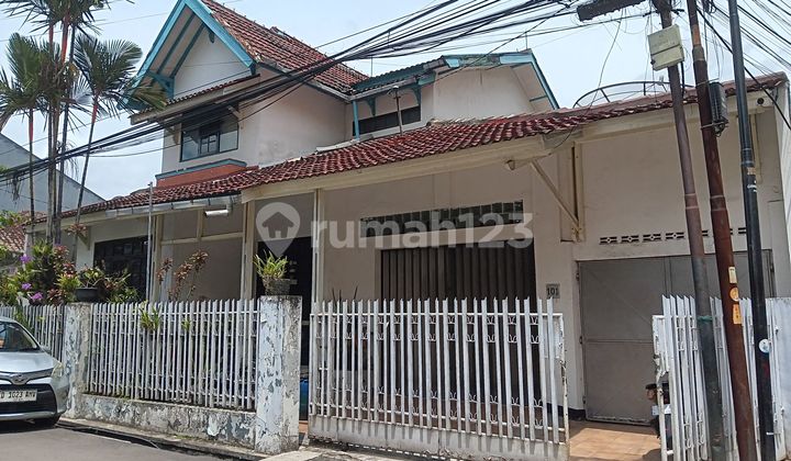 TWO-STORY HOOK HOUSE, SUITABLE FOR BOARDING, STRATEGIC AND BUSY LOCATION, MOVE-IN READY IN GATOT SUBROTO, BANDUNG. TWO-STORY HOOK HOUSE, SUITABLE FOR BOARDING, STRATEGIC AND BUSY LOCATION, MOVE-IN READY IN GATOT SUBROTO, BANDUNG.