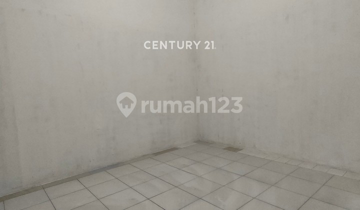 Rumah Lebar Strategis di Taman Kota Jakbar bisa untuk Usaha 2