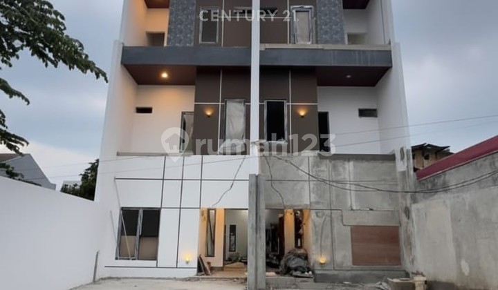 Ready 2 Unit Rumah Classic Minimalis Kav DKI Meruya Selatan 