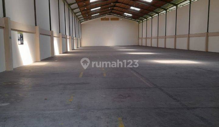 GUDANG BARU + KANTOR Semi Furnished , Carpot 20 Mobil , Luas Kantor 300 M² , Tinggi Gudang 12 mtr , ada AC ,Tempat Komersiil , Letak Stategis , Dekat Pelabuhan Semarang 1