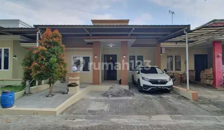 Disewakan Rumah Ekslusif Full Furnish. Perumahan Gardenia , Listrik 3.500 W. Ada Swimmingpool , Ada Taman , Ada Fitness Center. Dekat Jalan Raya.  1