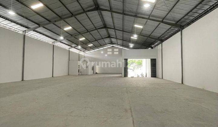 Disewakan Gudang Baru Ada Loadingdock. Ada Pos Satpam . Ada Kantor . Ada Tempat Ibadah . Area Parkir Luas. Jalan Ke Lokasi Lebar Akses Tronton , Container , Wingsbox. Harga Sewa Murah. 1
