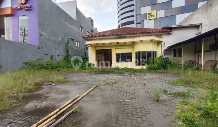 Commercial Space for Rent in the Heart of Semarang City. Land Area 845 m². Office Space 300 m². Warehouse Space 330 m². Parking Area 365 m². Commercial Location.