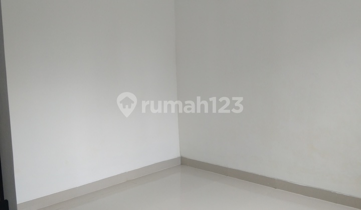 Rumah Baru Disewakan. Di Hilago Bsb City. Bangunan 2 Lantai. Dekat Danau.  2