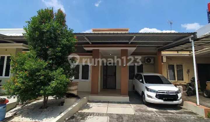 Disewakan Rumah Ekslusif Full Furnish. Perumahan Gardenia , Listrik 3.500 W. Ada Swimmingpool , Ada Taman , Ada Fitness Center. Dekat Jalan Raya.  2