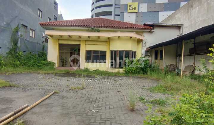 Commercial Space for Rent in the Heart of Semarang City. Land Area 845 m². Office Space 300 m². Warehouse Space 330 m². Parking Area 365 m². Commercial Location.