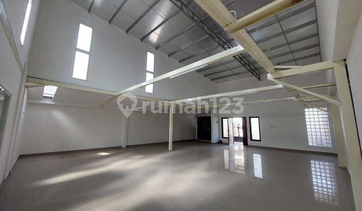 Warehouse / Business Space for Rent in the Center of Semarang City. On the Main Road Side. Near Toll Exit. Flood-Free. Commercial Location. 1