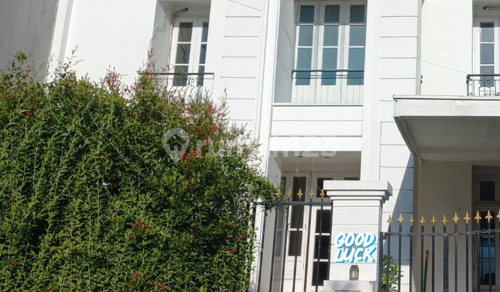 American Classic Style House in Villa Cinere Mas