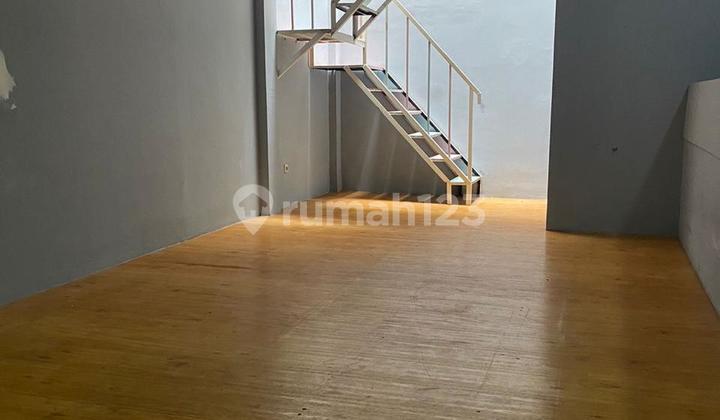 Dijual Cepat Rumah 3 Lantai di Tomang Raya Akses Dekat Stasiun