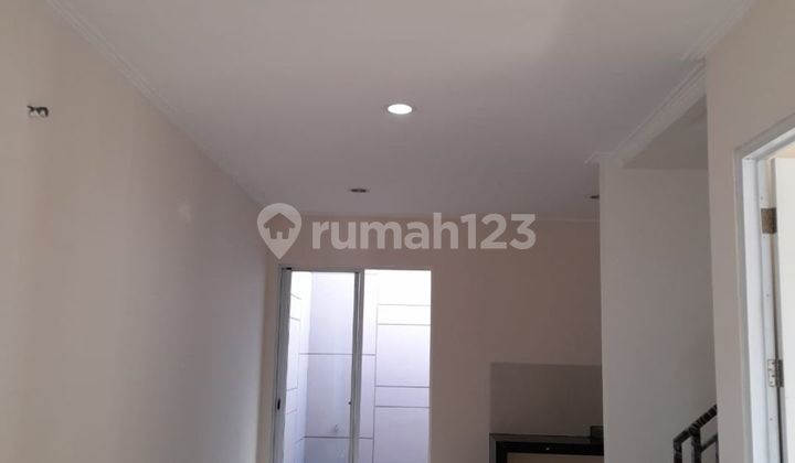 Dijual Rumah Ready Kawasan Komplek di Green Puri