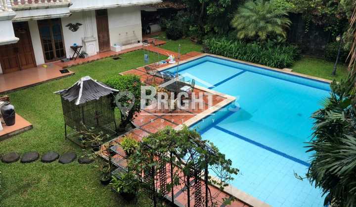 Rumah Dengan Halaman Luas Di Pondok Indah