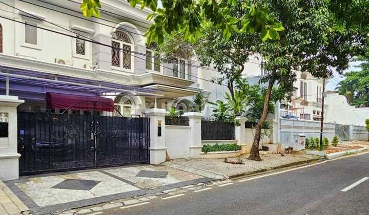 Rumah Bangunan 2 Lantai Mediterranean Style Design Di Pondok Indah, Jakarta Selatan