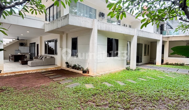 Rumah Posisi Hook Halaman dan Balkon Luas di Kebayoran Baru, Jakarta Selatan