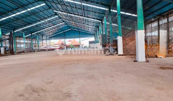 Translated to English: "For Rent: Large and Strategic Warehouse in Demak" Translated to English: "For Rent: Large and Strategic Warehouse in Demak"