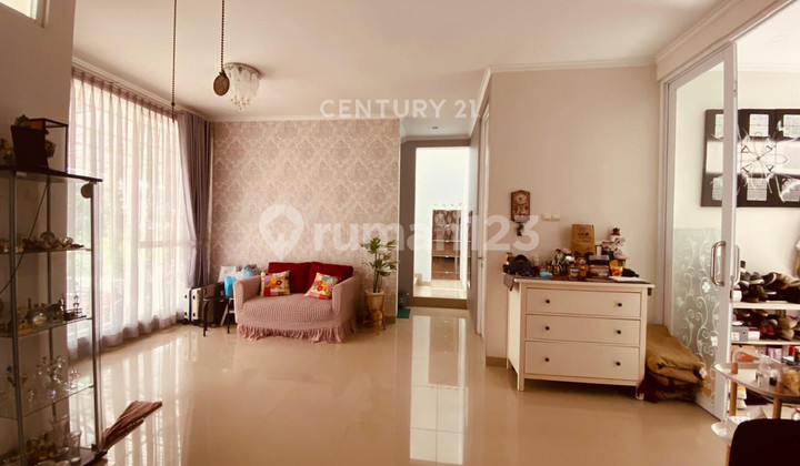 ruang tamu rumah siap huni dekat akses