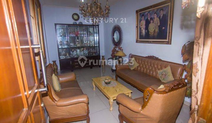 ruang tamu rumah furnished siap huni di