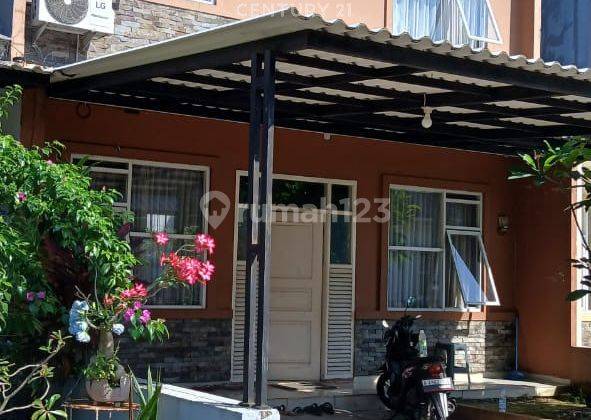 tampak depan rumah dekat kampus di green