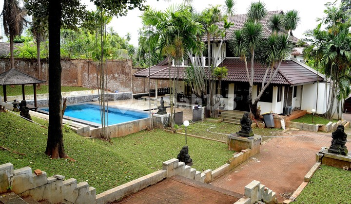Rumah mewah dan ada kolam renang di antasari jakarta selatan