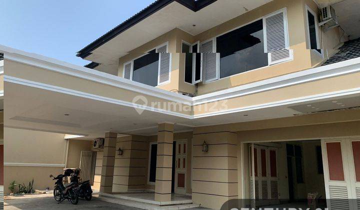 RUMAH MEWAH DENGAN PRIVATE POOL KAN D PINGGIR JALAN UTAMA 1