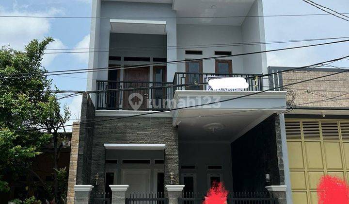 Rumah 2 1/4 Lt. Di Pinggir Jalan Besar Pondok Ungu Permai 1