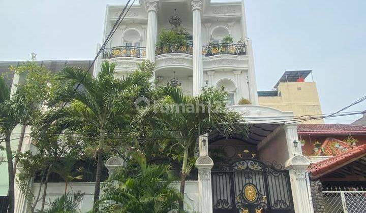 Dijual Rumah Mewah 3 Lantai Bangunan Classic Eropa Full Furnish di Kelapa Sawit, Kelapa Gading, Jakarta Utara 1