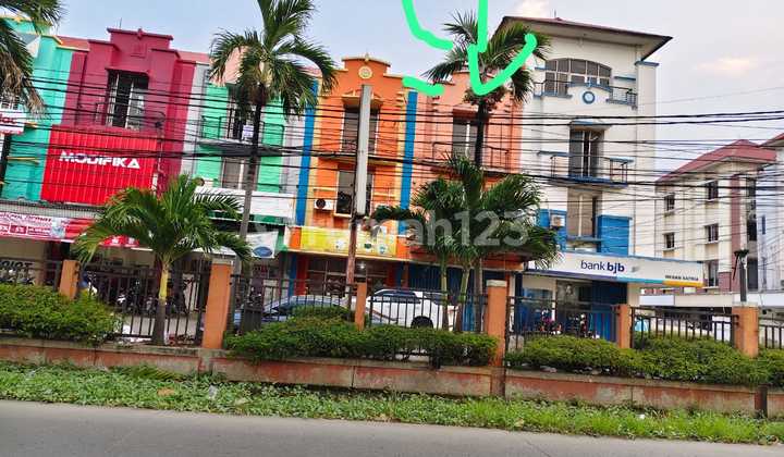 Disewakan Ruko Boulevard 3 lantai di Kota Harapan Indah 1, Medan Satria,  Kota Bekasi