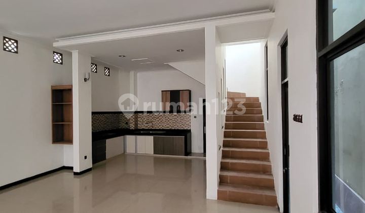 Rumah 2 Lantai Full Bangunan di Punggawan Banjarsari Surakarta 2