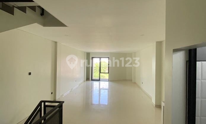 For Rent Modern 3-Storey Strategic Shop House on Jalan Mangesti Raya Baki 2