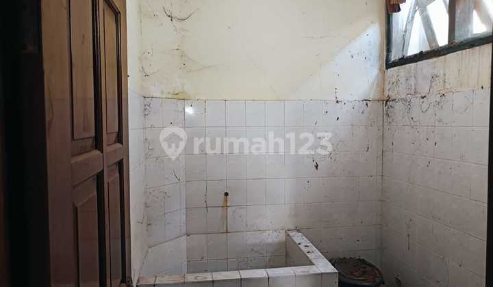 Wide House by the Kyai Mojo Semanggi Main Road, Pasar Kliwon