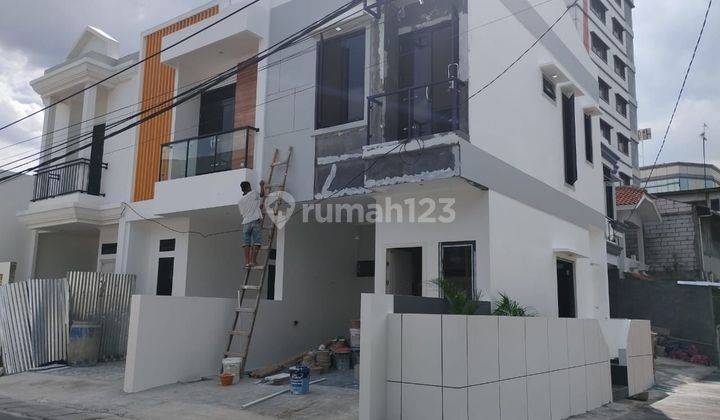 Rumah 2 Lantai Dekat Stasiun Jatinegara Jakarta Timur  2