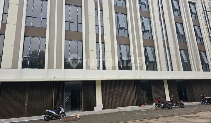 Sewa Ruko Strategis Samping Jalan Raya 4.5 Lantai, di area Kelapa Dua, Kebon Jeruk, Jakarta Barat