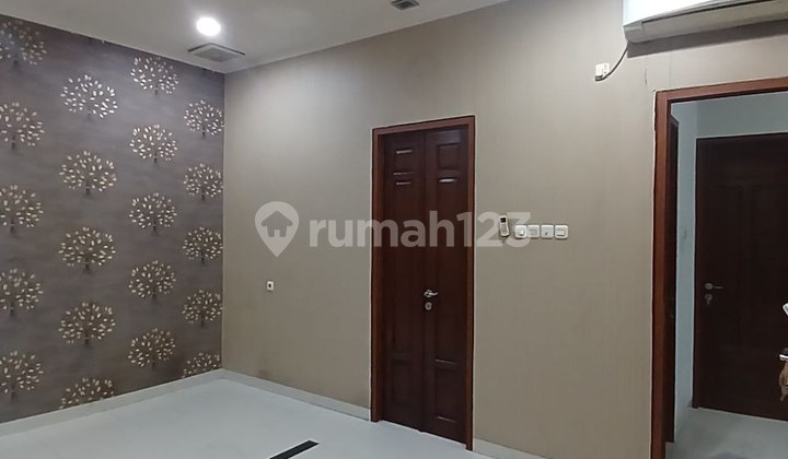 Disewakan Rumah 2.1/4 Lantai Siap Huni di area Perumahan Puri Indah, Kebon Jeruk, Jakarta Barat 2