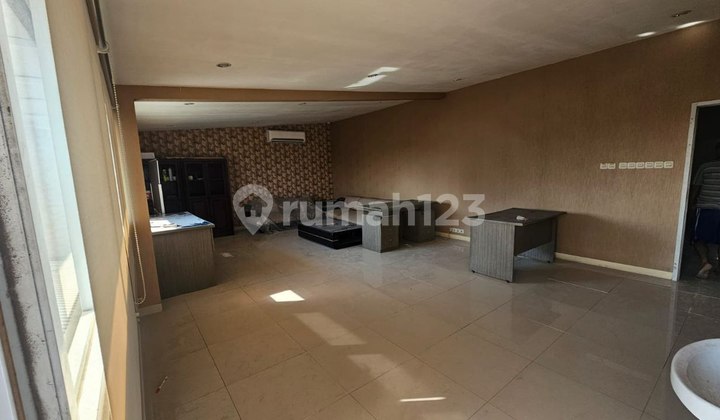 For Rent: Rarely Available Attached Shophouse! 4 Floors + Elevator, on Srengseng Main Road, Kembangan, West Jakarta 2