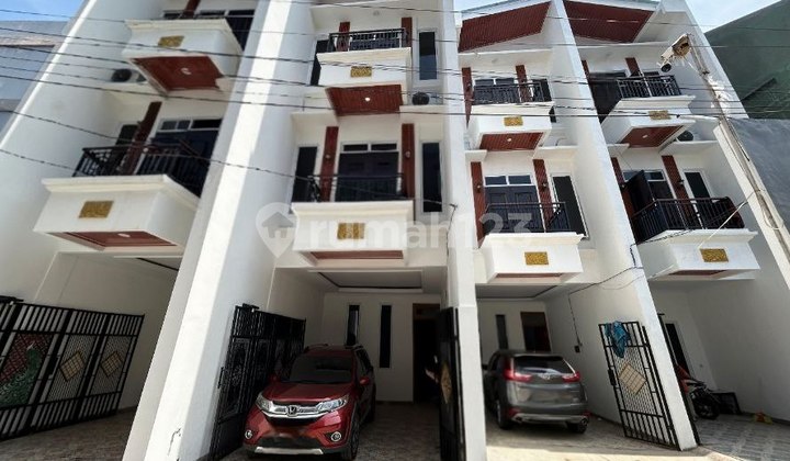 Quick Sale Brand New Strategic 3-Story House, Good Condition, SHM, in Duri Kepa, Kebon Jeruk, West Jakarta