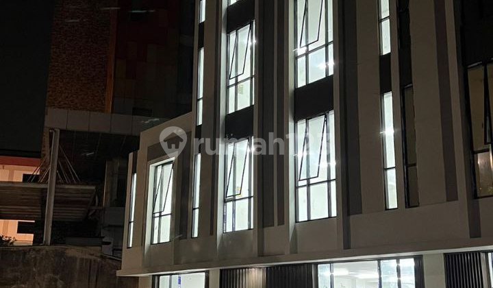 Sewa Ruko Strategis Samping Jalan Raya 4.5 Lantai, di area Kelapa Dua, Kebon Jeruk, Jakarta Barat