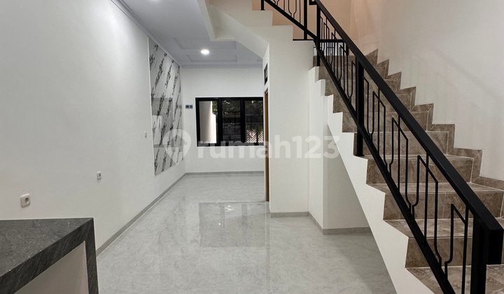 Jual Cepat Rumah Brand New 3 Lantai, SHM, Strategis, di Duri Kepa, Jakarta Barat