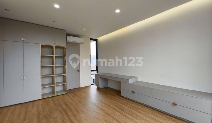 Jual Rumah Brand New 3 Lantai, SHM, Semi Furnished, di Komplek Taman Ratu, Jakarta Barat